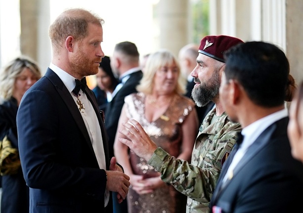Bild vergr&ouml;&szlig;ern: Prinz Harry absolviert ersten größeren Auftritt nach seiner Rückkehr nach Großbritannien