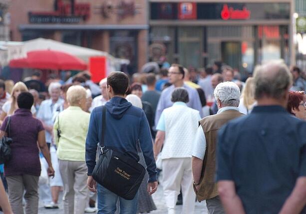 Bild vergr&ouml;&szlig;ern: Umfrage: Mehrheit unzufrieden mit aktueller Praxis der Demokratie