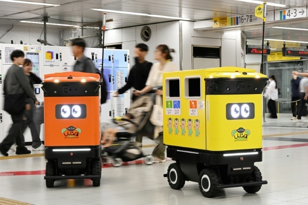 Bild vergr&ouml;&szlig;ern: Tokioter Bahnhof testet fahrende Roboter-Mülleimer