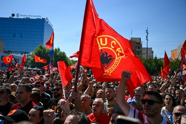 Bild vergr&ouml;&szlig;ern: Neue Proteste im Kosovo nach Kriegsverbrecher-Urteil gegen Ex-Präsident Thaci