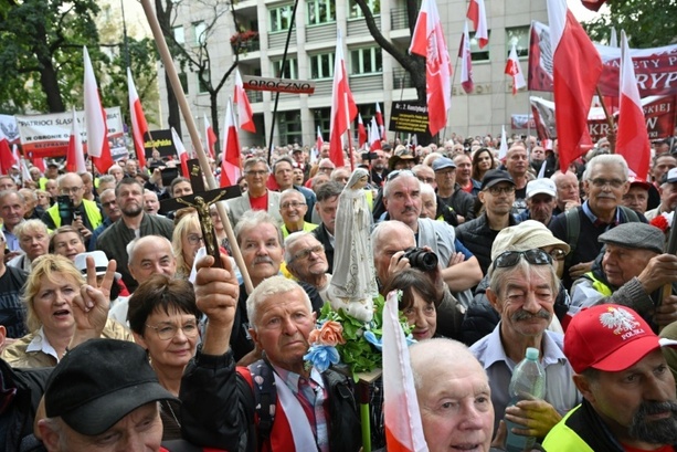 Bild vergr&ouml;&szlig;ern: Konflikt um Verfassungsgericht: Rechte Opposition demonstriert in Warschau