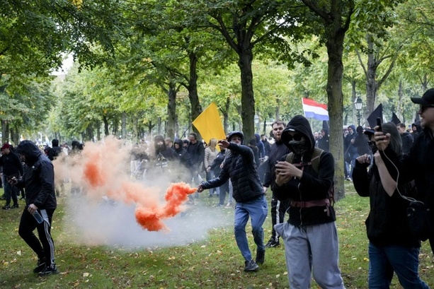 Bild vergr&ouml;&szlig;ern: Zusammenstöße zwischen Polizei und Rechtsradikalen in Den Haag