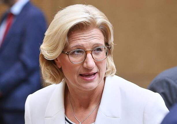 Bild vergr&ouml;&szlig;ern: Rehlinger kritisiert Verzögerungen beim Tankrabatt