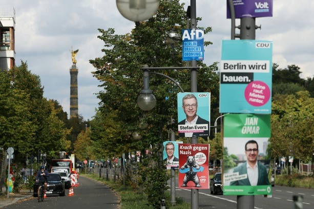 Bild vergr&ouml;&szlig;ern: Wahllokale geöffnet: Abgeordnetenhauswahl in Berlin hat begonnen