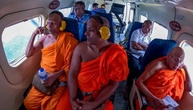 Göttliche Hilfe erhofft: Sri Lankas Luftwaffe fliegt Mönche über Dürregebiete