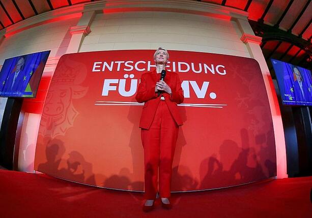 Bild vergr&ouml;&szlig;ern: Schwesig jubelt über Aufholjagd in Mecklenburg-Vorpommern