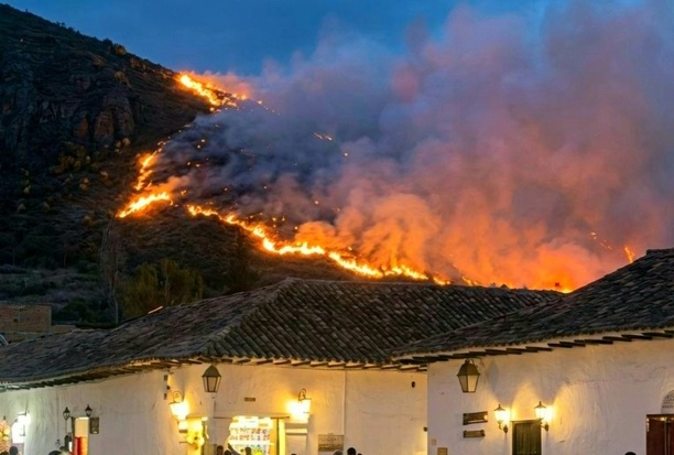 Bild vergr&ouml;&szlig;ern: Waldbrand in Kolumbien bedroht bei Touristen beliebte Andenstadt Villa de Leyva