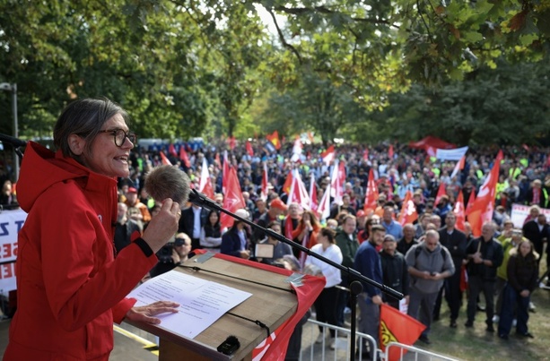 Bild vergr&ouml;&szlig;ern: IG Metall fordert Unterstützung für kriselnde Autoindustrie - Kritik auch an Konzernen