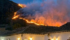 Waldbrand in Kolumbien bedroht bei Touristen beliebte Andenstadt Villa de Leyva