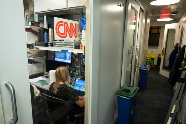 Bild vergr&ouml;&szlig;ern: Große US-Sender schränken aus Protest gegen CNN-Hausverbot Trump-Berichterstattung ein