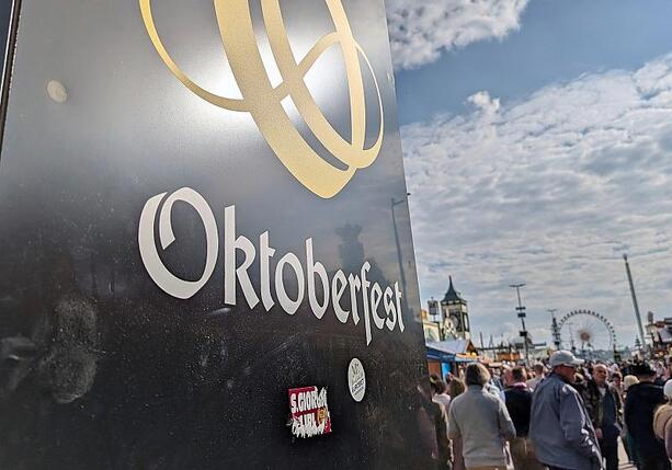 Bild vergr&ouml;&szlig;ern: Mitarbeiter eines Fahrgeschäfts stirbt nach Unfall auf Oktoberfest