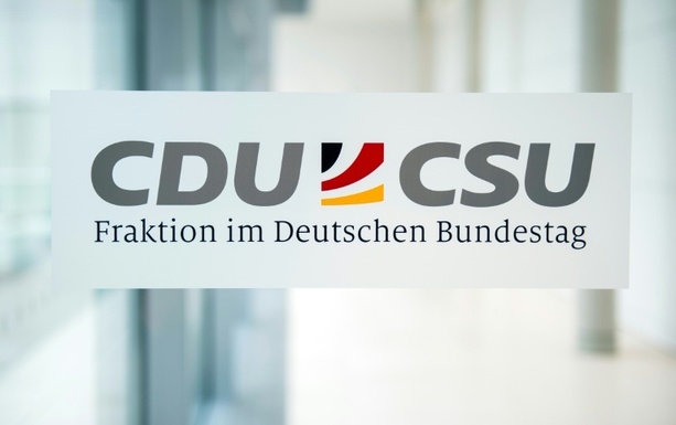 Bild vergr&ouml;&szlig;ern: Dos Santos: Kanzler hat trotz Frust die volle Rückendeckung der Unionsfraktion