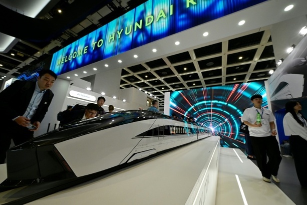 Bild vergr&ouml;&szlig;ern: Verkehrstechnik-Messe Innotrans in Berlin eröffnet - Rekordzahl von Ausstellern