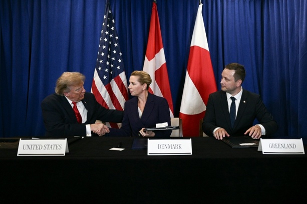 Bild vergr&ouml;&szlig;ern: Trump unterzeichnet Sicherheitsabkommen mit Dänemark und Grönland