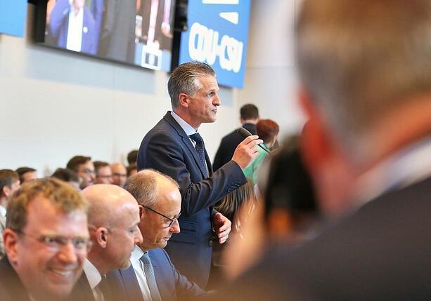 Bild vergr&ouml;&szlig;ern: Emotionale Debatte bei Unionsfraktionssitzung