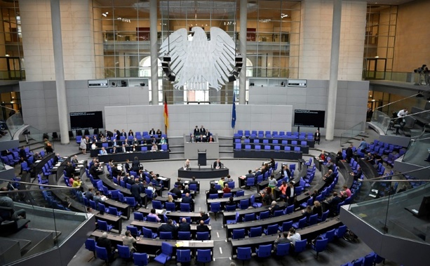 Bild vergr&ouml;&szlig;ern: Bundestag befragt Pistorius und Linnemann und berät Gesetz gegen K.O.-Tropfen