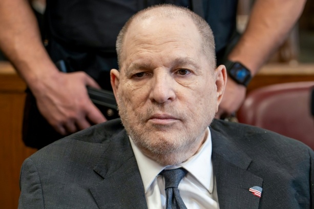 Bild vergr&ouml;&szlig;ern: New Yorker Gericht verkündet Strafmaß gegen Harvey Weinstein wegen sexueller Gewalt
