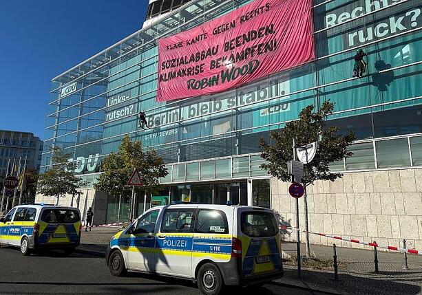 Bild vergr&ouml;&szlig;ern: Umweltaktivisten besetzen Dach der CDU-Zentrale in Berlin