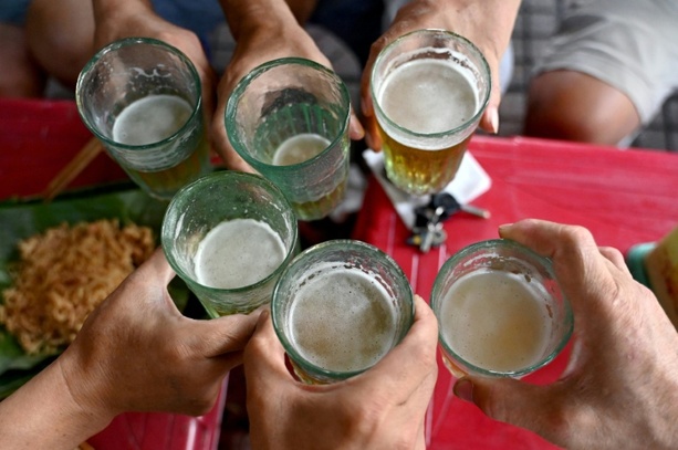 Bild vergr&ouml;&szlig;ern: RKI: Drittel der Erwachsenen trinkt mindestens drei alkoholische Getränke pro Woche