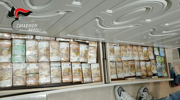 Bild vergr&ouml;&szlig;ern: Drei Millionen Euro in Wand versteckt: Italienische Polizei durchsucht Mafioso-Villa