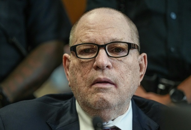 Bild vergr&ouml;&szlig;ern: Sexueller Missbrauch: Ex-Hollywood-Produzent Weinstein zu 15 Jahren Haft verurteilt