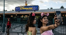 Kinder zum Stehlen nach Disneyland geschickt: Haftstrafen für Angeklagte