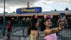 Kinder zum Stehlen nach Disneyland geschickt: Haftstrafen für Angeklagte