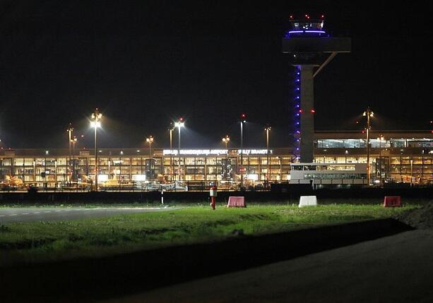 Bild vergr&ouml;&szlig;ern: Drohnensichtung führt zu Luftraumsperrung am Flughafen BER