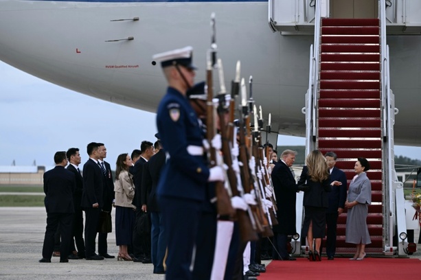 Bild vergr&ouml;&szlig;ern: Chinas Präsident Xi persönlich von Trump zu Staatsbesuch empfangen