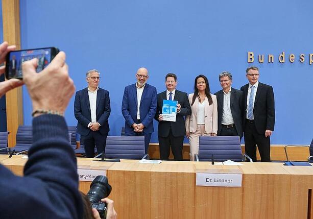 Bild vergr&ouml;&szlig;ern: Wirtschaftsinstitute verdoppeln Konjunkturprognose wieder
