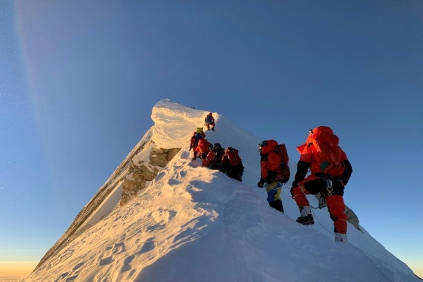Bild vergr&ouml;&szlig;ern: Heftiger Schneefall verhindert Expeditionen auf Berg Manaslu in Nepal