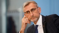 SPERRFRIST FREITAG 00.01 UHR: Sachsens Innenminister stellt Grundrecht auf Asyl in Frage