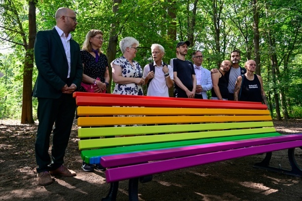 Bild vergr&ouml;&szlig;ern: Gedenkort nach CSD-Anschlag: Regenbogenbank in Berliner Tiergarten erneut beschädigt