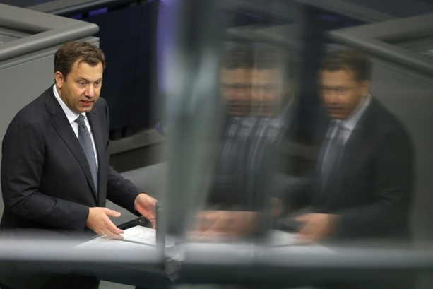 Bild vergr&ouml;&szlig;ern: Bundestag berät erstmals über Frühstartrente - Klingbeil: Signal für Gerechtigkeit