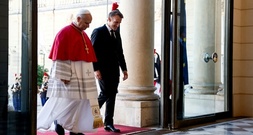 Papst bedankt sich bei Macron und Bauleuten für Wiederaufbau von Notre-Dame