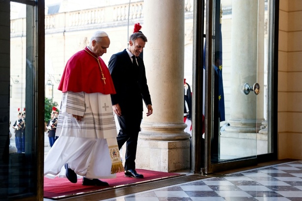 Bild vergr&ouml;&szlig;ern: Papst bedankt sich bei Macron und Bauleuten für Wiederaufbau von Notre-Dame