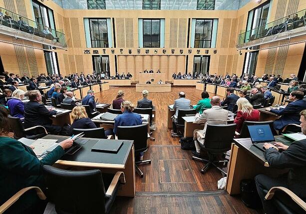 Bild vergr&ouml;&szlig;ern: Auch Bundesrat macht Weg für neuen Tankrabatt frei