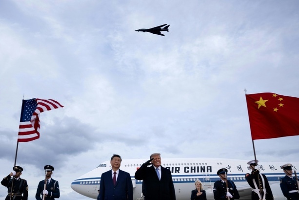 Bild vergr&ouml;&szlig;ern: Trump postete höchstwahrscheinlich KI-retuschiertes Bild von Xis Staatsbesuch