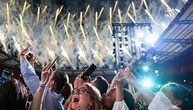 Stimmung im Stadion: Papst betet und feiert mit jungen Menschen