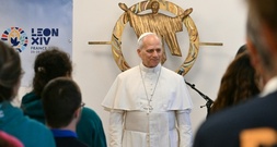 Papst Leo XIV. ruft zu würdevollem Umgang mit Migranten auf