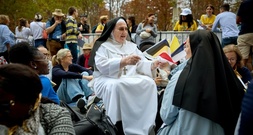 Hunderttausende strömen in Paris zur Freiluft-Messe mit Papst Leo XIV.
