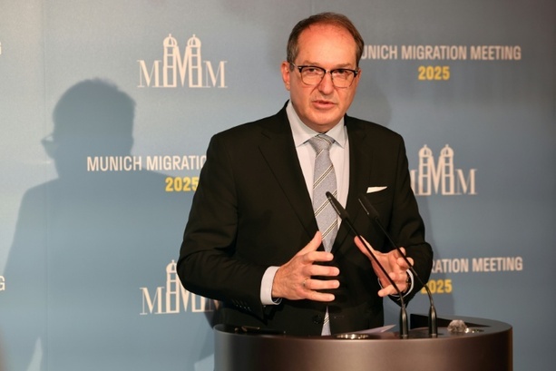 Bild vergr&ouml;&szlig;ern: Dobrindt: Wollen Frontex künftig stärker bei Rückführungen einsetzen