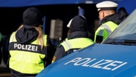 Toter in Grundstückseinfahrt in Bayern entdeckt - Kriminalpolizei ermittelt