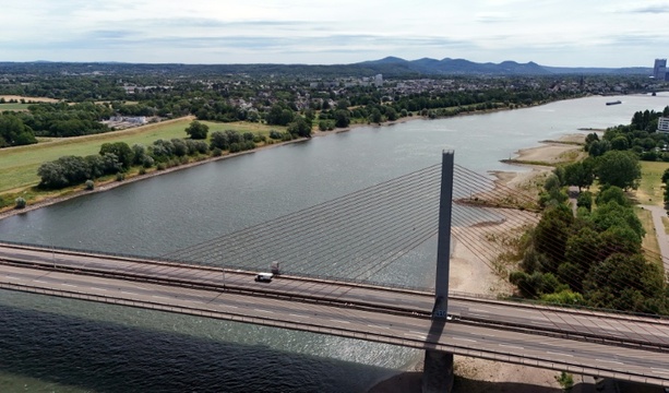 Bild vergr&ouml;&szlig;ern: Angler findet Weltkriegsbombe in Rhein: Blindgänger bei Bonn kontrolliert gesprengt