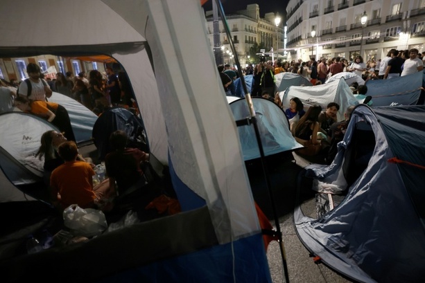 Bild vergr&ouml;&szlig;ern: Nach Zwangsräumung von Wohnung einer 87-Jährigen: Protestcamp in Madrid errichtet