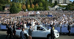 Papst Leo XIV. feiert Messe unter freiem Himmel in Lourdes