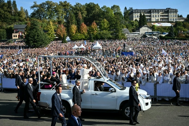Bild vergr&ouml;&szlig;ern: Papst Leo XIV. feiert Messe unter freiem Himmel in Lourdes