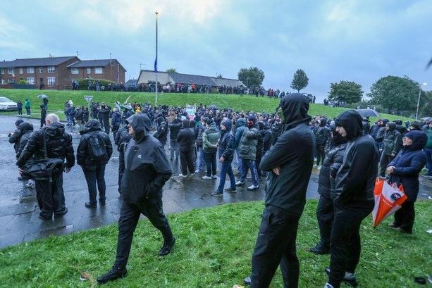 Bild vergr&ouml;&szlig;ern: Nordirland: 2000 Menschen blockieren umstrittene Parade des Oranier-Ordens