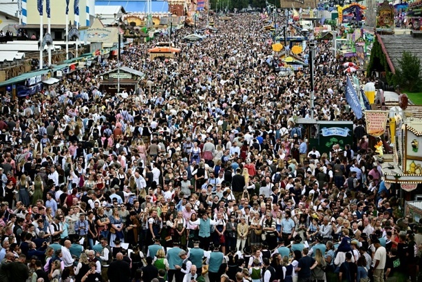 Bild vergr&ouml;&szlig;ern: Halbzeitbilanz von Oktoberfest: 3,8 Millionen Besucher und 936 Polizeieinsätze