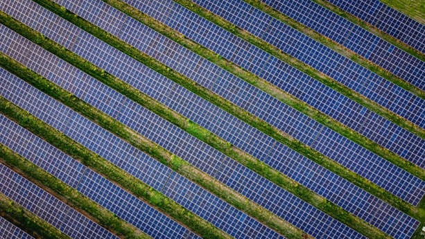 Bild vergr&ouml;&szlig;ern: Neuer Rekord: Schon im September mehr Solarstrom produziert als im Gesamtjahr 2025